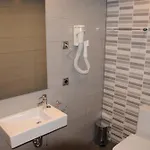 Victoria Hotel *