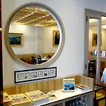 Victoria Hotel *
